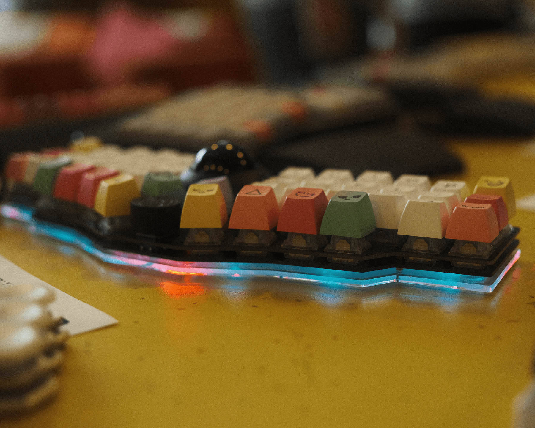 Third meetup, close up of a Cocot keyboard with trackball